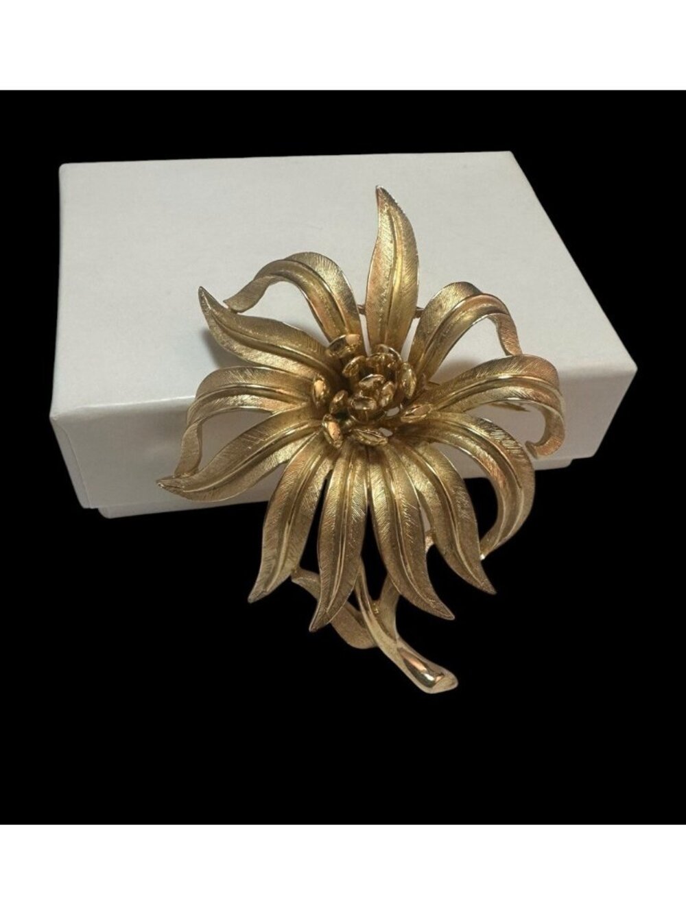 Vintage Crown Trifari Chrysanthemum Brooch Flower Gold Tone Pin
